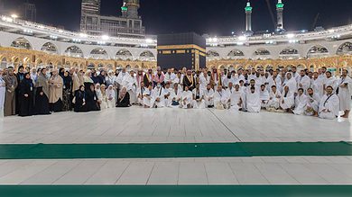 Saudi Arabia: 100 new Muslim converts perform Umrah