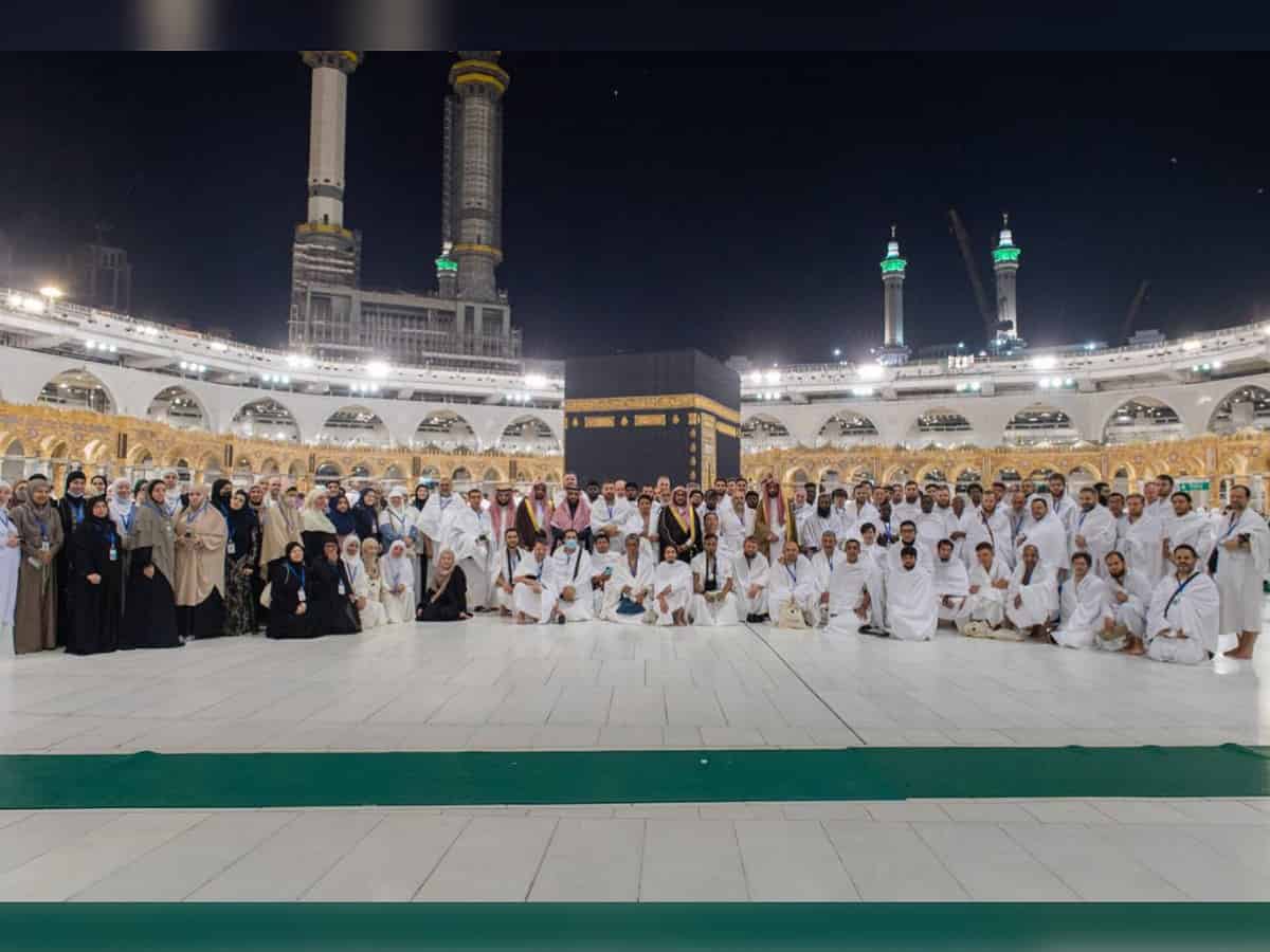 Saudi Arabia: 100 new Muslim converts perform Umrah