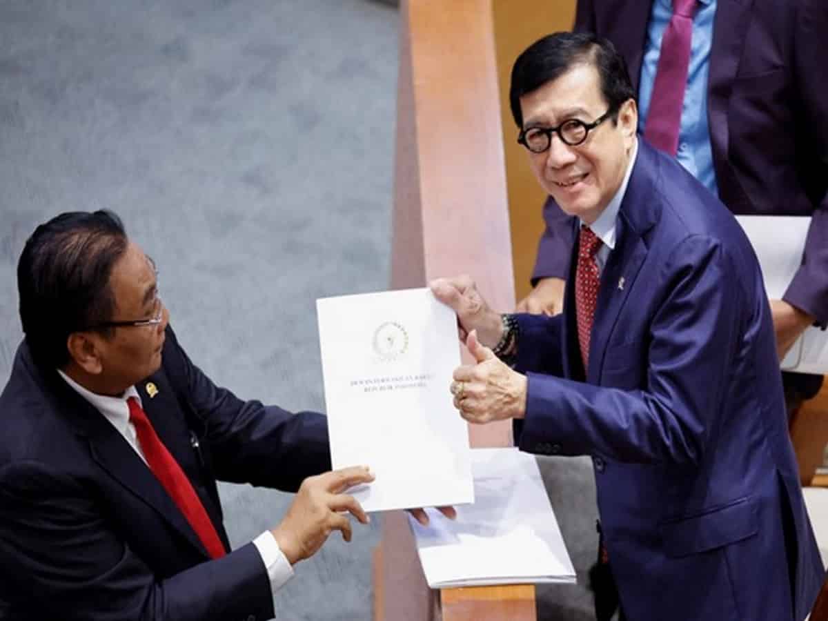 Indonesian Human Rights Minister Yasonna Laoly receives new criminal code report in Jakarta (Photo: Reuters)