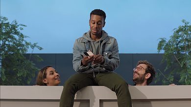 Samsung mocks Apple in new ad for lack of flippable iPhone