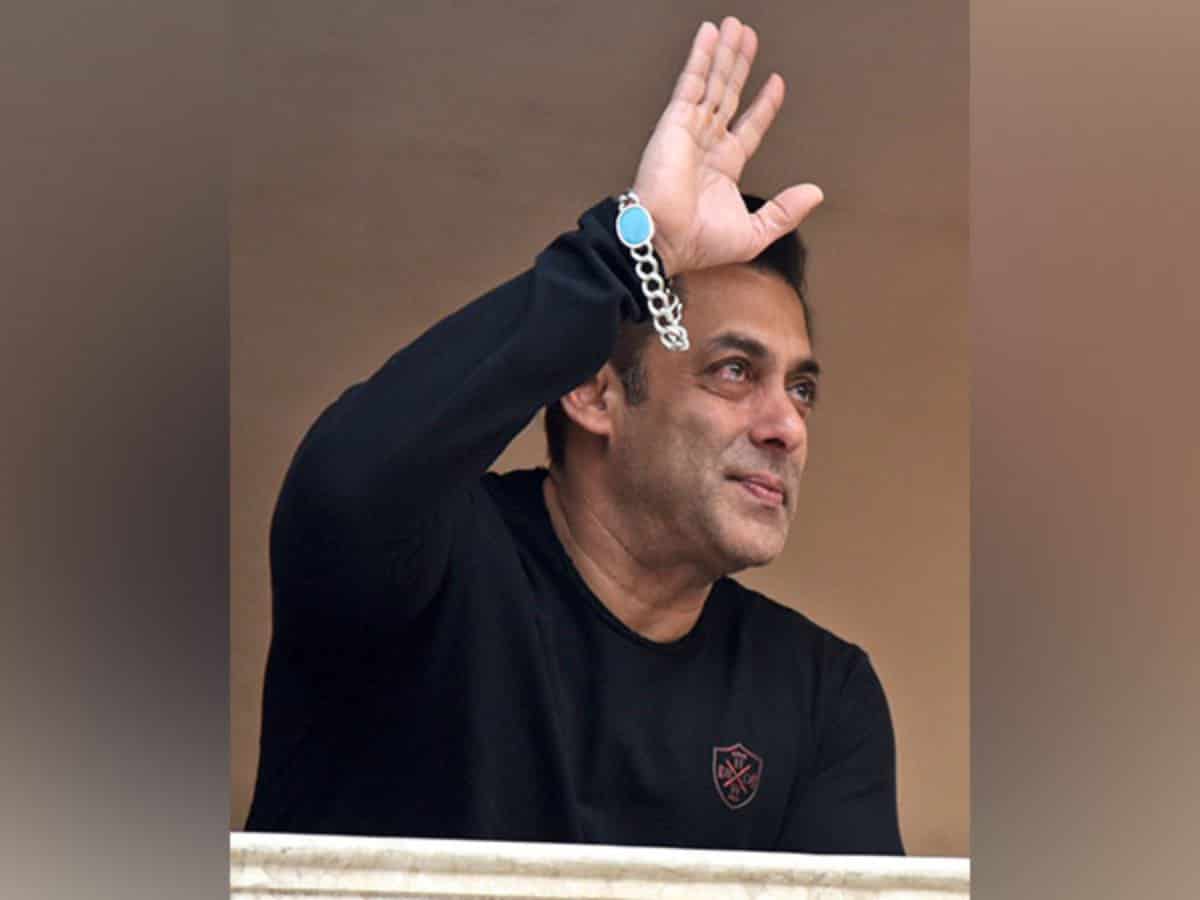 Salman Khan greets fans outside Galaxy apartment on 57th birthday