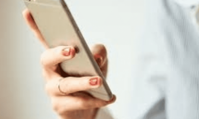 Global smartphone shipments suffer biggest fall in holiday quarter