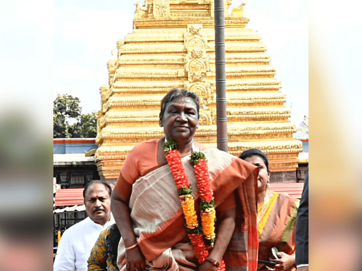 President Murumu offers prayers at Srisailam temple