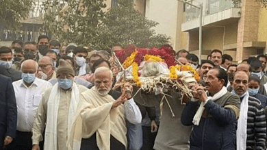 PM Modi carries mortal remains of Mother, pays floral tribute