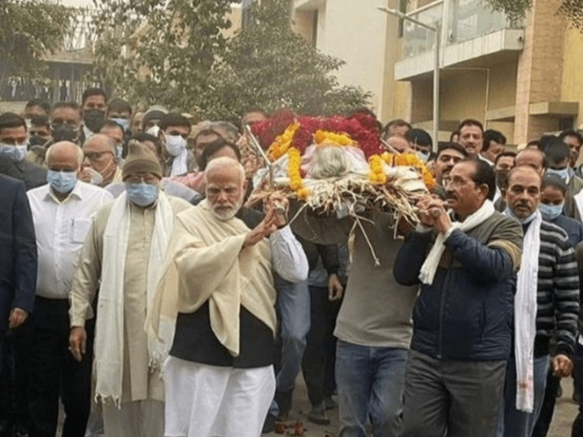 PM Modi carries mortal remains of Mother, pays floral tribute