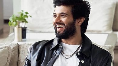 Vijay Deverakonda surprises fans at THIS cafe in Hyderabad