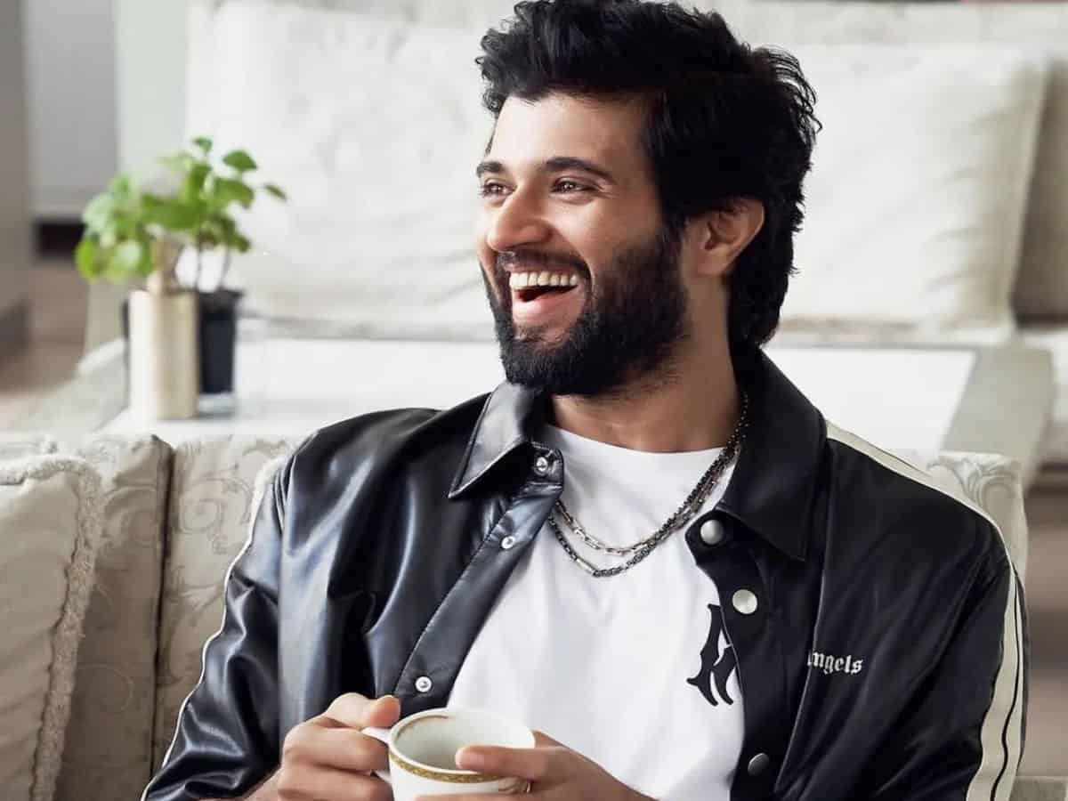 Vijay Deverakonda surprises fans at THIS cafe in Hyderabad