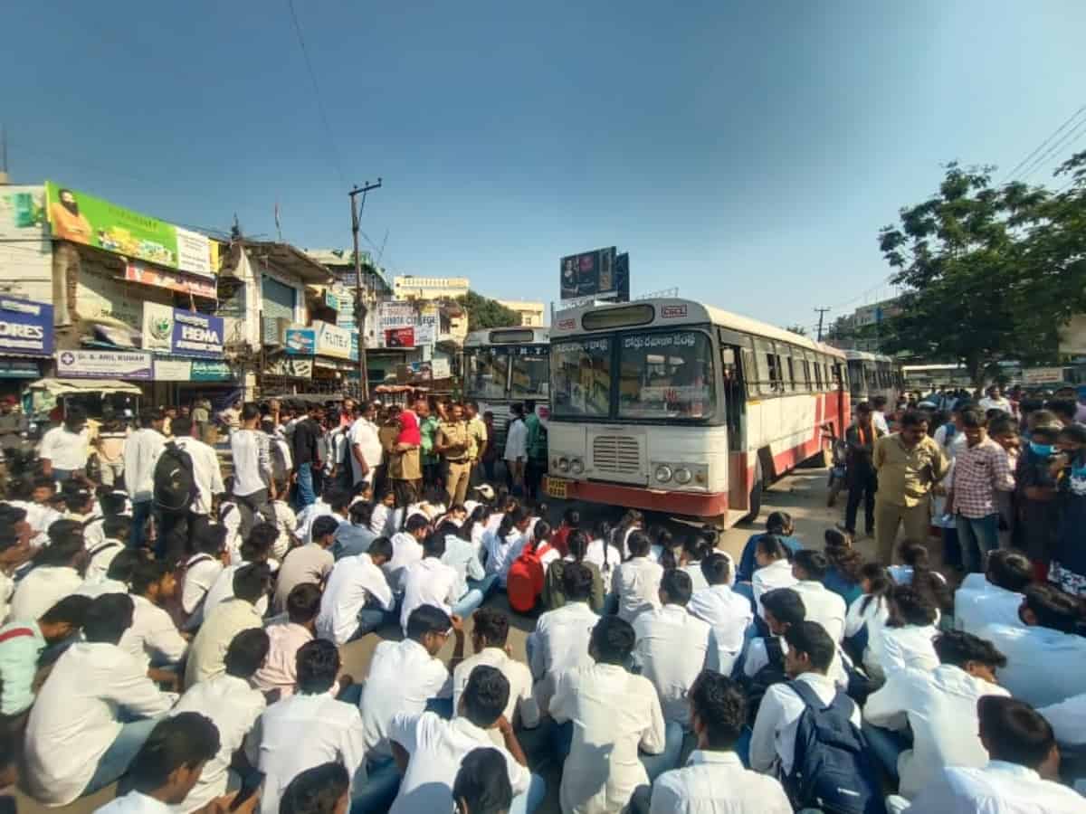 Hyderabad: Engineering students protest for more buses, stops at college