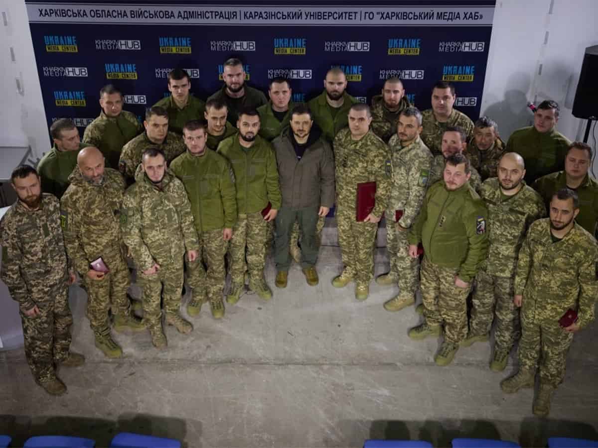 Zelensky visits troops in Donetsk, presents state awards