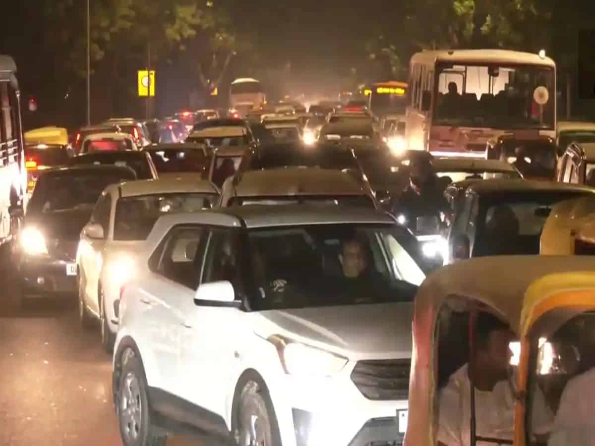 Tollywood producer clears traffic in Film Nagar, Hyderabad [Video]