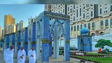 World’s longest calligraphic mural installed on the road leading to Makkah’s Grand Mosque