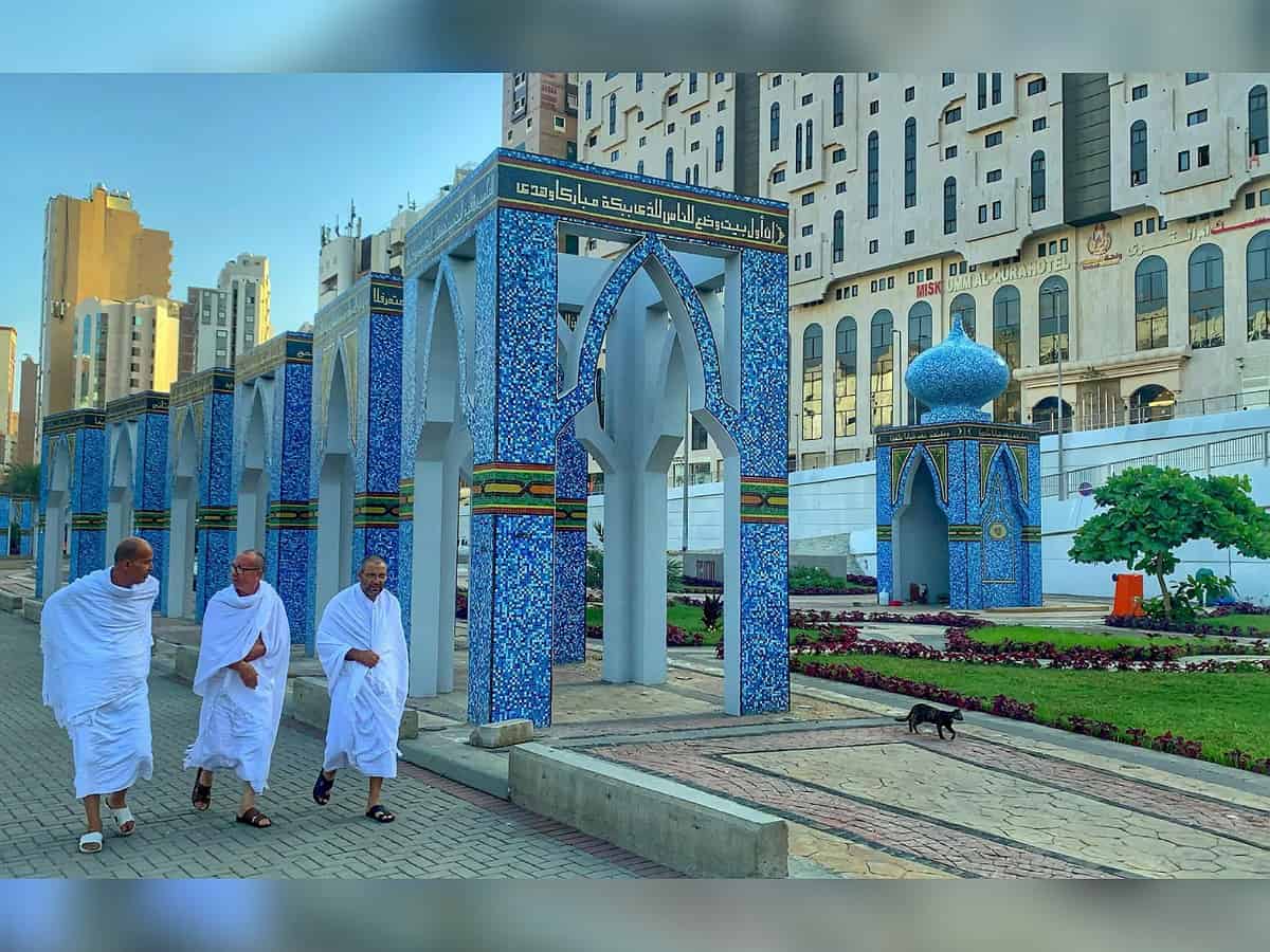 World’s longest calligraphic mural installed on the road leading to Makkah’s Grand Mosque