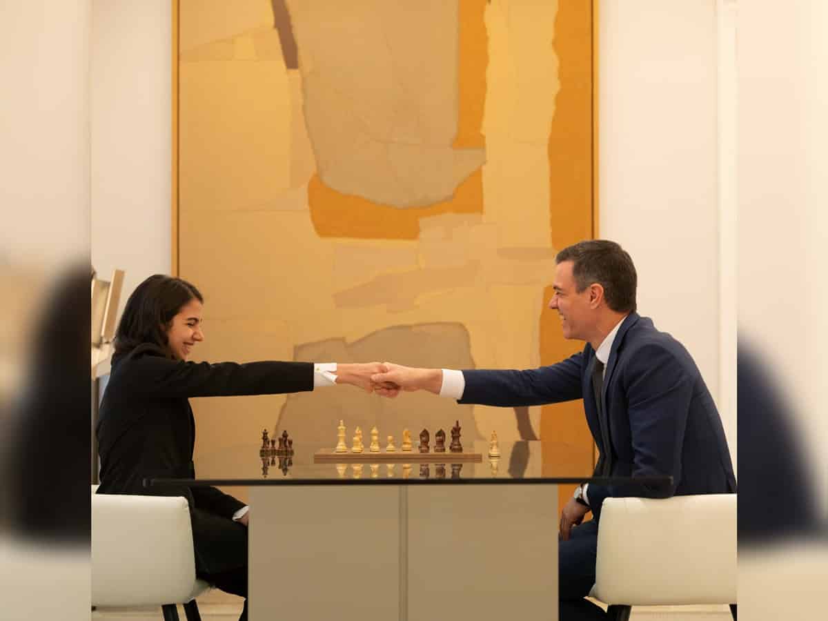 Iranian chess player who contested without headscarf refuses to film apology video; inspires Spanish PM