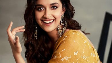 Keerthy Suresh distributes gold coins in Hyderabad