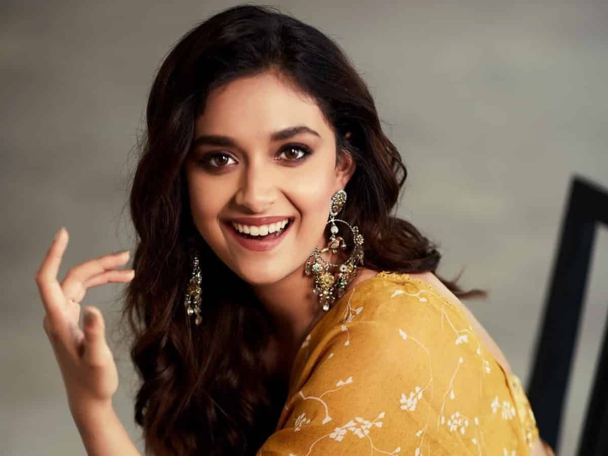 Keerthy Suresh distributes gold coins in Hyderabad