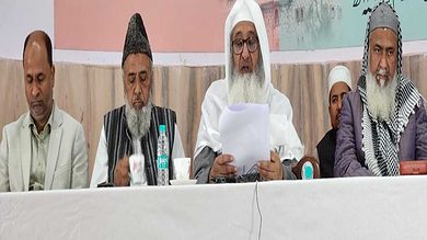 (i) Maulana Muhammad Fazl-ur-Rahim Mujaddidi, the present rector and son of the founder Jamea-tul-Hidayah, addressing Azmat-e-Qur’an Conference in Jaipur;