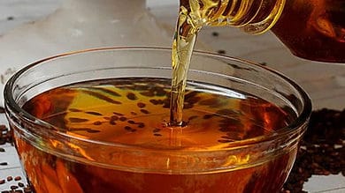 Telangana: 62-yr-old woman consumes 2.5 kg oil as customary practice
