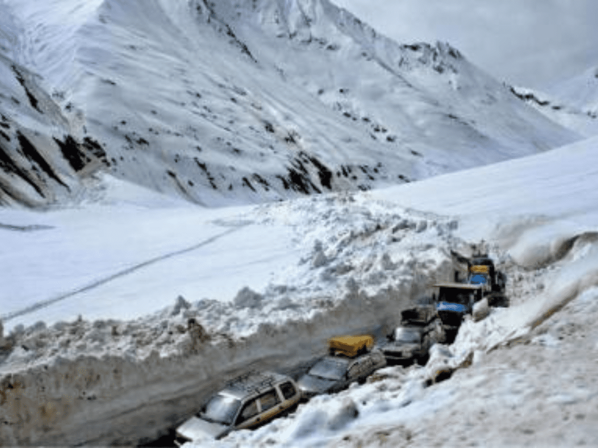 Drass in Ladakh freezes at minus 29, cold wave continues in Valley