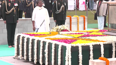 President, PM pay tributes to Mahatma Gandhi at Raj Ghat