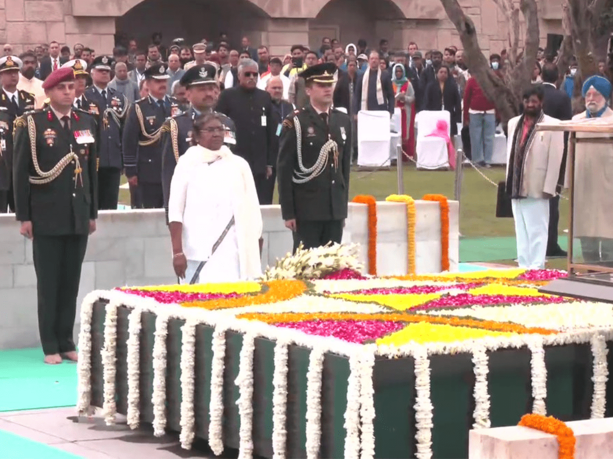 President, PM pay tributes to Mahatma Gandhi at Raj Ghat