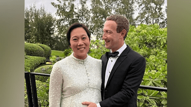Mark Zuckerberg shares photo with pregnant wife, says "love coming in 2023"