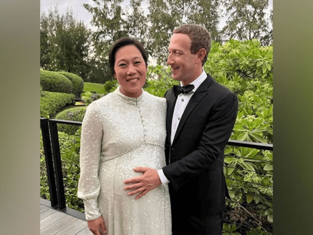 Mark Zuckerberg shares photo with pregnant wife, says