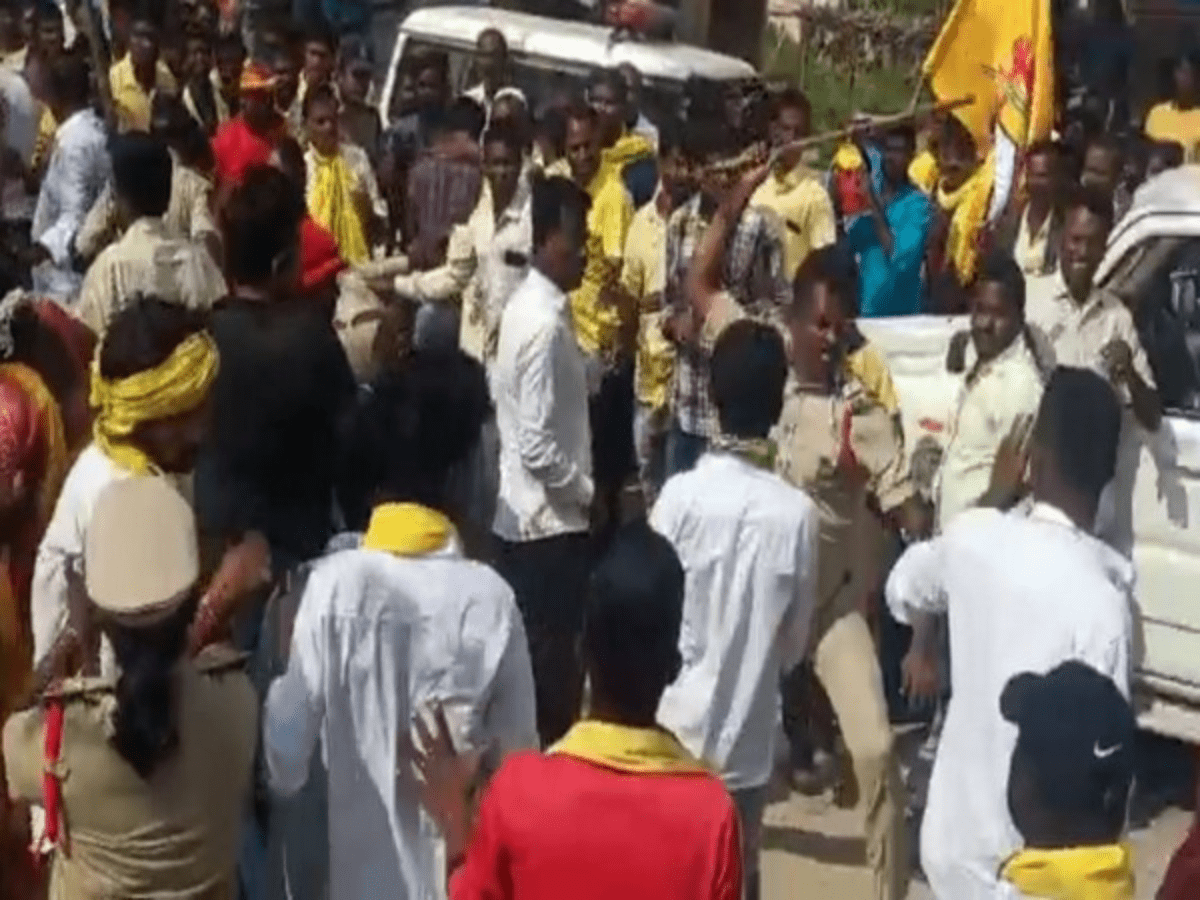 AP: Police lathi-charge TDP workers gathered to welcome Chandrababu Naidu