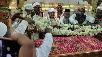 J.P. Nadda offers chadar at Chandrapur dargah in Maharashtra