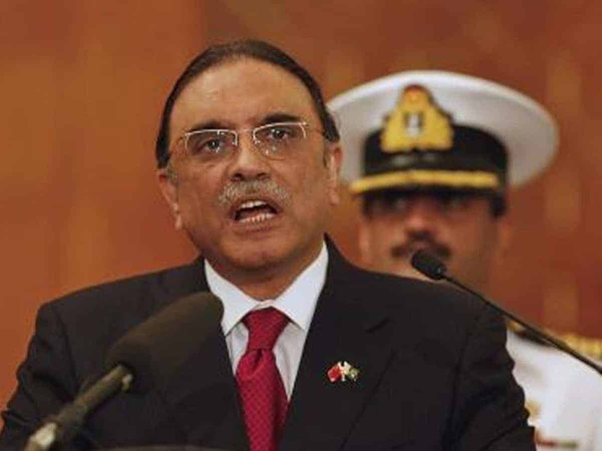 Asif Ali Zardari sends Rs 10 bn legal notice to Imran Khan