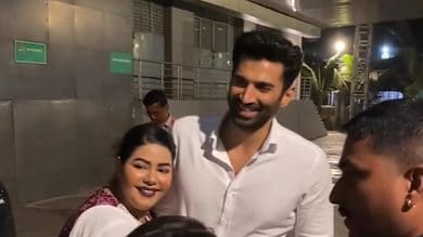 Female fan tries to kiss Aditya Roy Kapur forcefully: Watch video