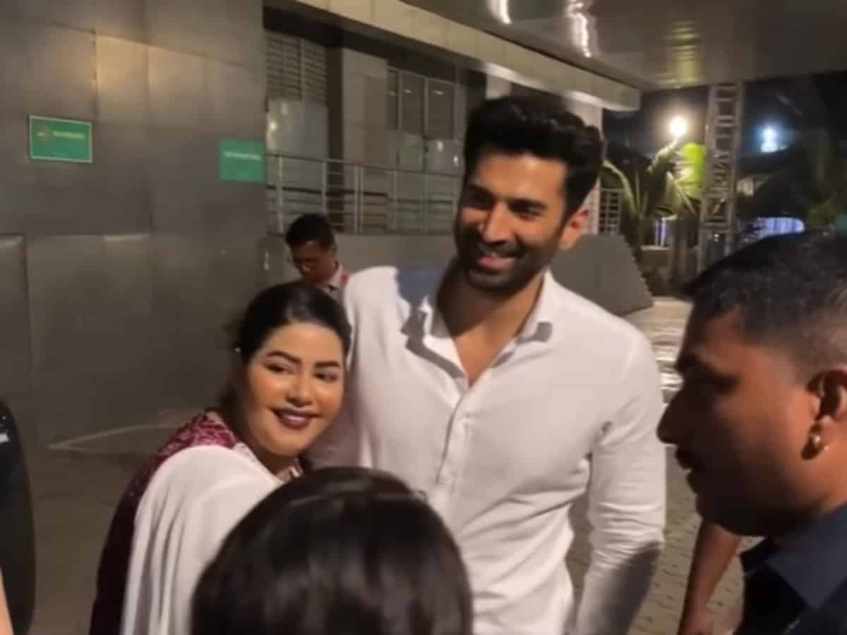 Female fan tries to kiss Aditya Roy Kapur forcefully: Watch video