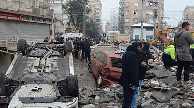 Another powerful earthquake hits Turkey hours after first kills 912