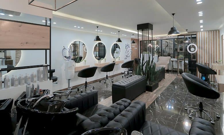 Saudi Arabia: Asian woman working in men's barber shop arrested