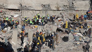 Turkey arrests 48 for looting earthquake victims: Reports