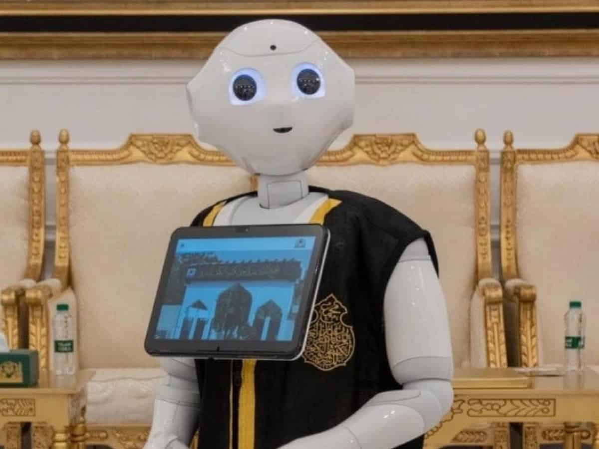 Robot speaks 11 languages to receive visitors at King Abdulaziz Complex for Holy Kaaba Kiswah