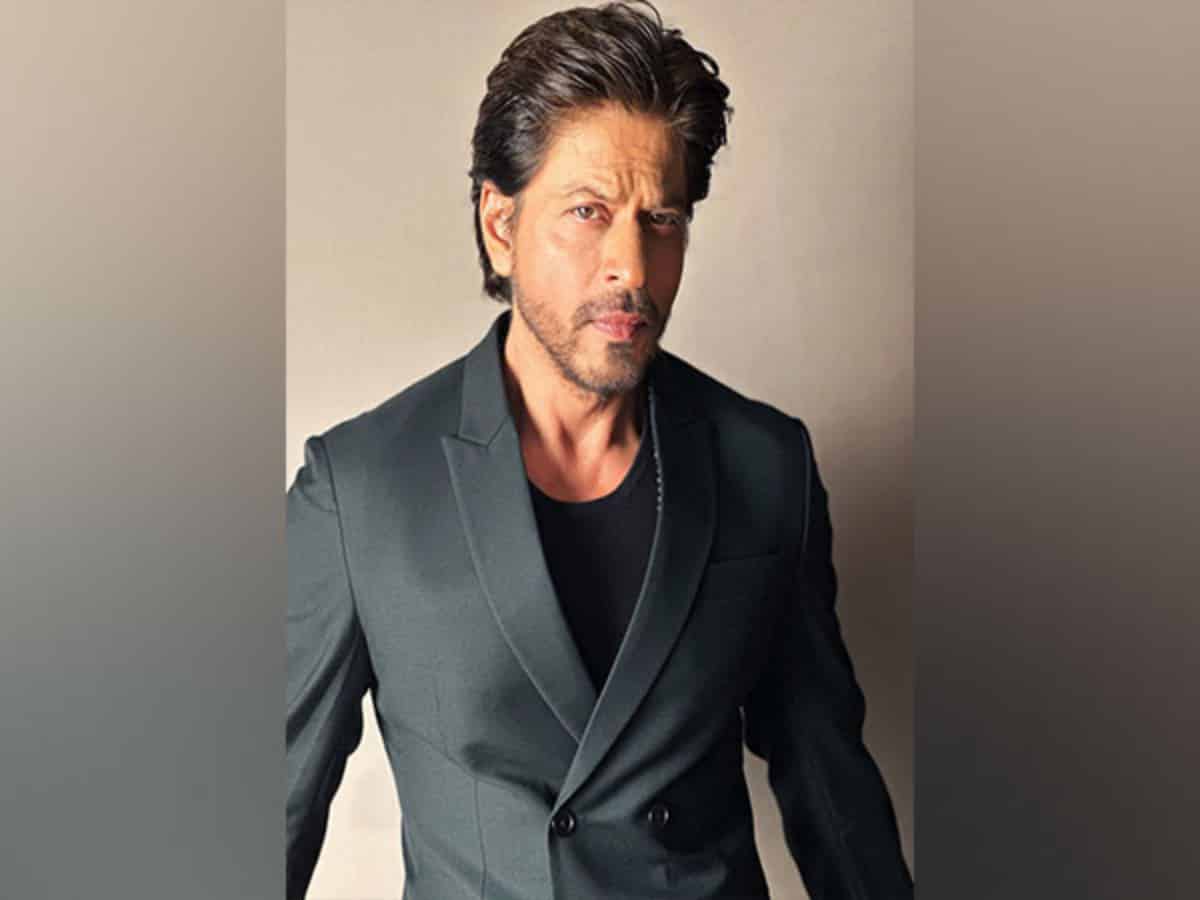 Shah Rukh looks dapper at Smriti Irani's daughter's wedding reception