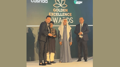 H.E. Sheikh N M Al Nahayan presents Golden Excellence award to Satish Sanpal