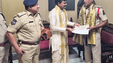 Hyderabad: CV Anand felicitates two cops for saving lives of protestors