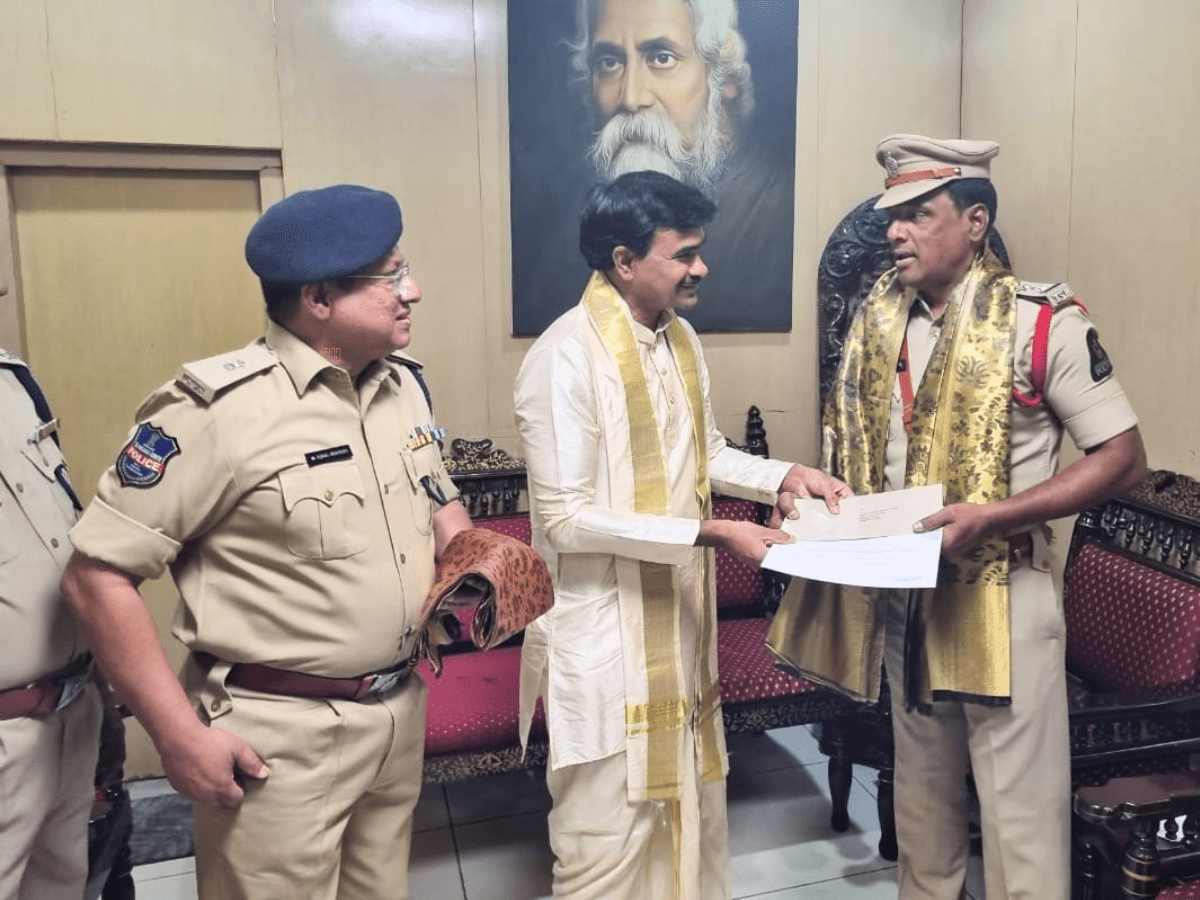 Hyderabad: CV Anand felicitates two cops for saving lives of protestors