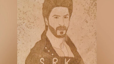 Sand artists draw stunning portrait of SRK in Pakistan's Gadani Beach