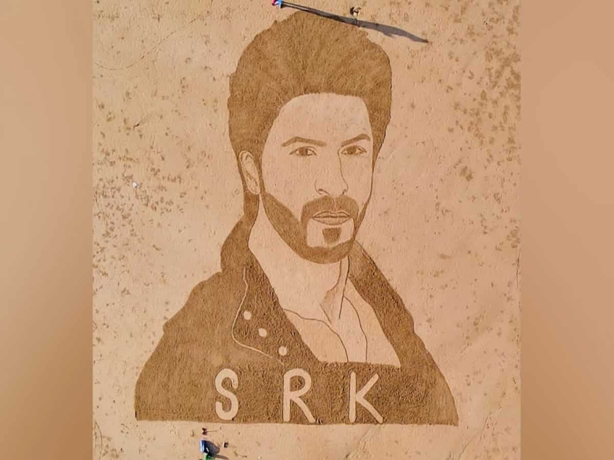 Sand artists draw stunning portrait of SRK in Pakistan's Gadani Beach