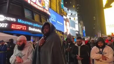 Video: Muslims perform Taraweeh prayers at New York Times Square