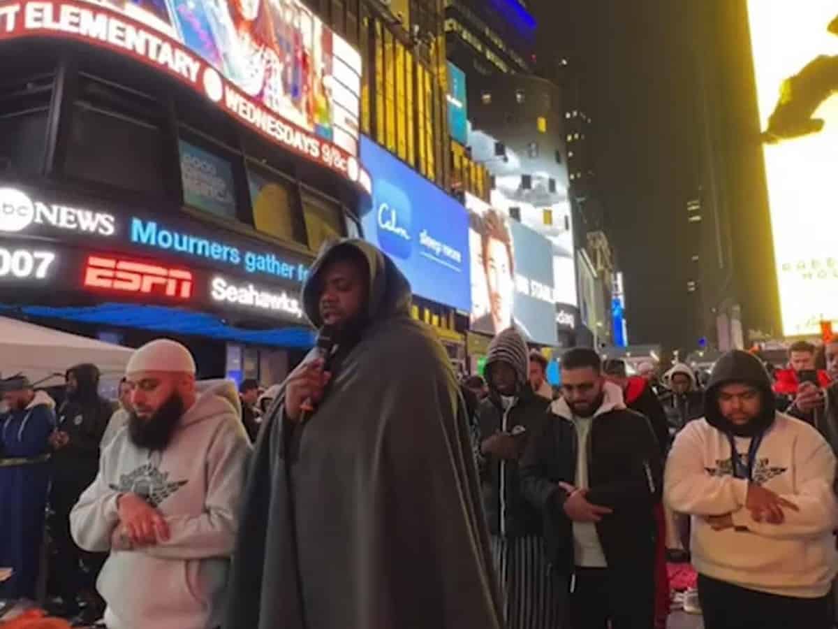 Video: Muslims perform Taraweeh prayers at New York Times Square