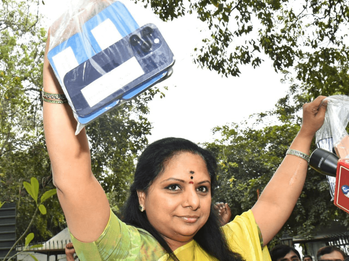 Hyderabad: Kavitha submits her mobile phones to ED