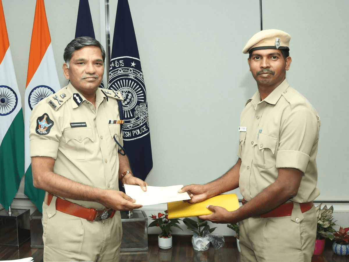 Video: AP police constable rescues woman from Godavari, feted for gallant