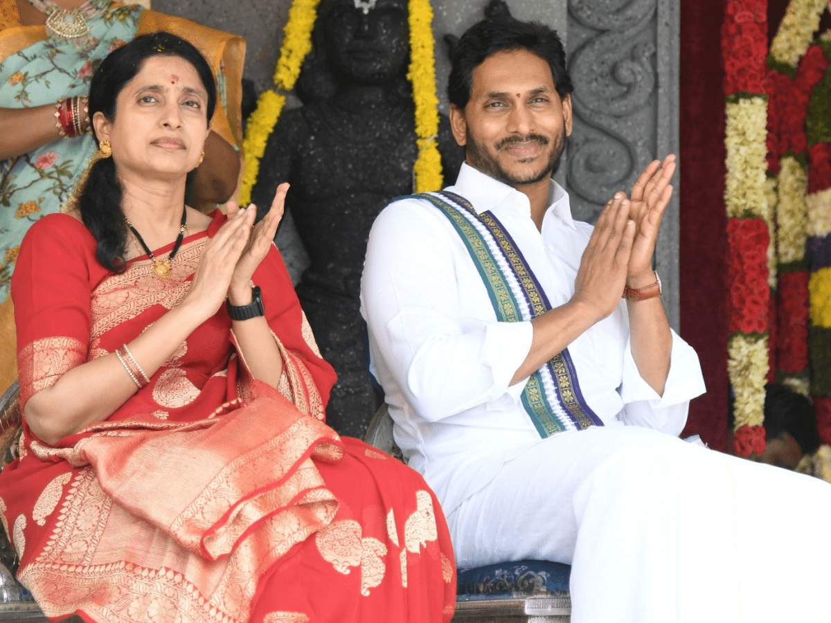 Andhra Pradesh CM celebrates Ugadi in traditional style