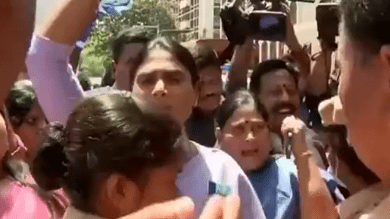 Hyderabad: YS Sharmila tries besieging TSPSC office; detained