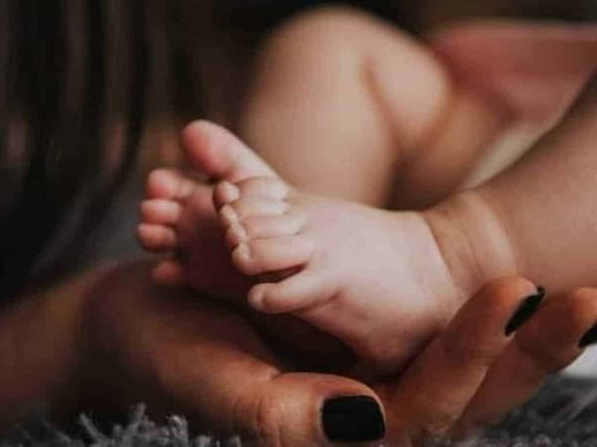 Telangana: Waiting for ambulance, woman delivers baby on road