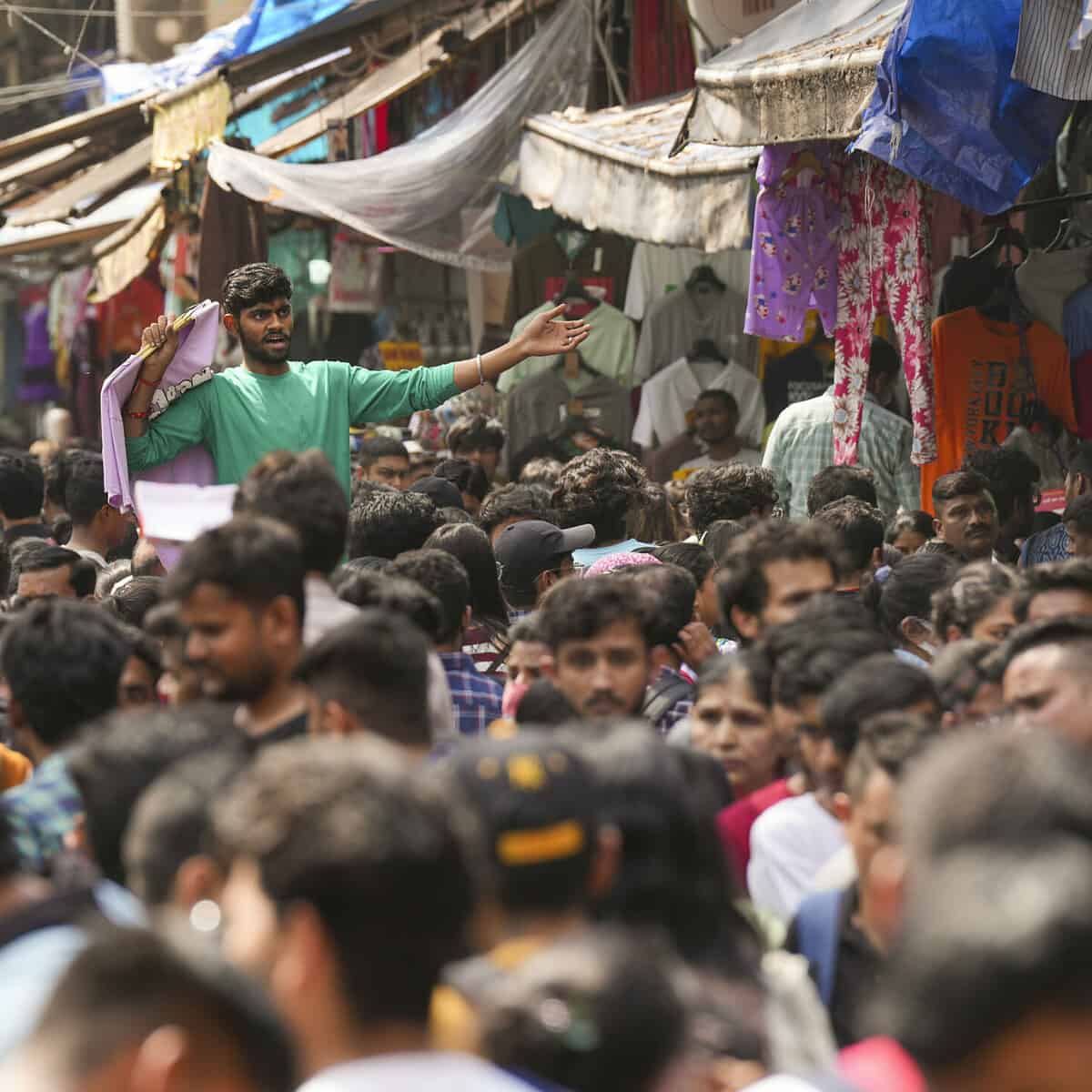 COVID cases rise: Crowded Sarojni Nagar market