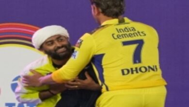 When legends meet: Arijit Singh touches Dhoni's feet at IPL opening ceremony